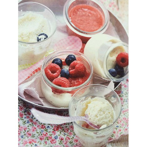 Mousse de chocolate branco com cumaru e coulis de frutos vermelhos